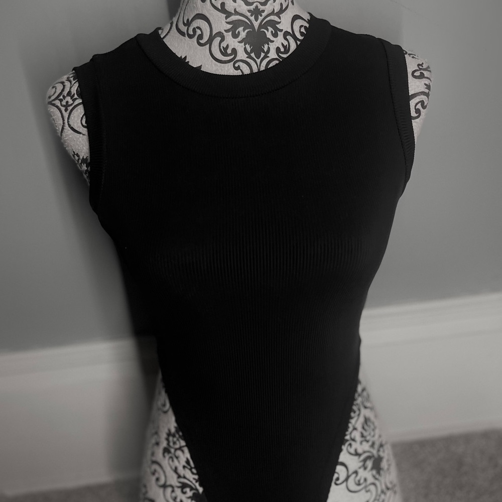 black sleeveless bodysuit